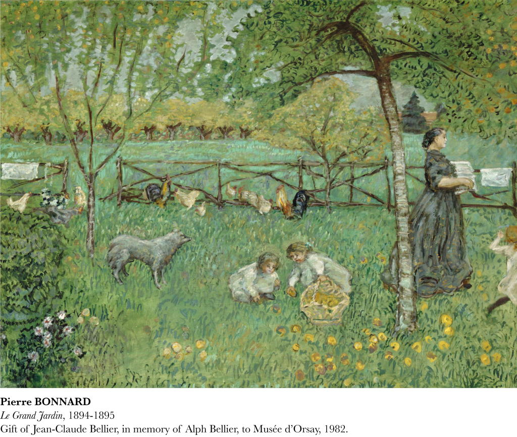 Peinture de Pierre Bonnard représentant un jardin verdoyant avec deux enfants au sol, un chien gris, des poules près d'une barrière et une femme étendant du linge.